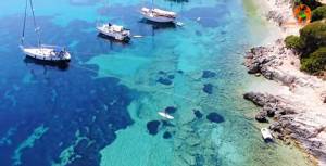 Ιθάκη: Το νησάκι του Αγίου Νικολάου μέσα στο ατελείωτο γαλάζιο (Βίντεο)