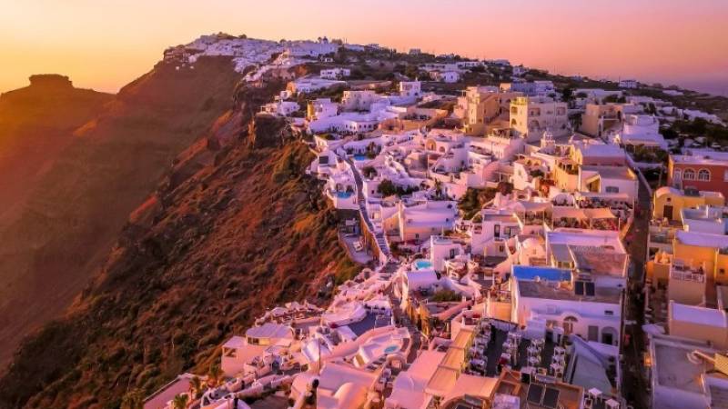 ΙΝΣΕΤΕ: Σε ιστορικά υψηλά η άμεση συμβολή του τουρισμού στην ελληνική οικονομία