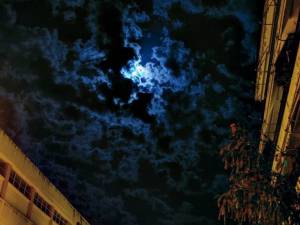 Η Καλαμάτα υποδέχθηκε τον Μάιο με ένα μεγάλο και λαμπρό φεγγάρι (Φωτογραφίες)