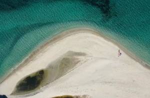Μεγάλη Άμμος: Η πιο πολυσυζητημένη παραλία του φετινού καλοκαιριού από ψηλά (Βίντεο)