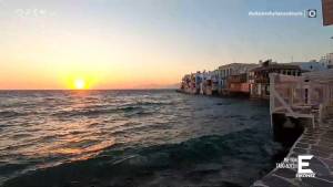 Μικρή Βενετία: Το «μπαλκόνι» της Μυκόνου (Βίντεο)