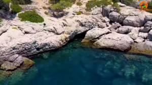 Σπέτσες: Μέσα στην κινηματογραφική «Σπηλιά της Νεράιδας» (Βίντεο)