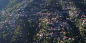 Λαγκάδια: Το «κρεμαστό» χωριό της Πελοποννήσου από ψηλά (Βίντεο)