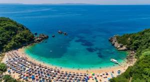 Όμορφες παραλίες της Ελλάδας που μπορείτε να επισκεφτείτε οδικώς (Φωτογραφίες)