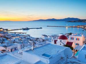 Eλληνικό νησί στους 10 κορυφαίους προορισμούς στον κόσμο για διακοπές στο στυλ των διασήμων (pics)