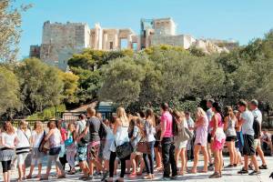 Guardian: Οι νέοι κανόνες του τουρισμού στην Ελλάδα - Αλλαγές σε παραλίες και ξενοδοχεία