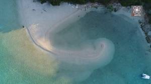 Διαπόρι: Η παραλία των Συβότων με το παράξενο σχήμα, όπου μπορείς να επιλέξεις τη θερμοκρασία του νερού (Βίντεο)