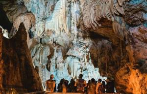 Σπήλαιο Λιμνών: Ένα σπάνιο δημιούργημα της φύσης (Φωτογραφίες)