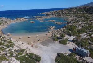 Άσπρη Λίμνη: Η παραλία στην Κρήτη που ξετρελαίνει τους επισκέπτες της (Φωτογραφίες)