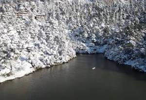 Η Λίμνη Μπελέτσι στα λευκά - Ένα μαγευτικό σκηνικό (Βίντεο)