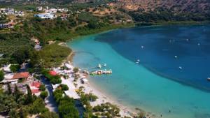 Λίμνη Κουρνά: Ένα υπέροχο φυσικό σκηνικό της Κρήτης που μοιάζει με πίνακα ζωγραφικής (Βίντεο)