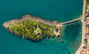 Κρανάη: Το πευκόφυτο νησάκι της Πελοποννήσου (Βίντεο)
