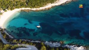 Έμπλυση: Η «μαγική» παραλία της Κεφαλονιάς με τα κρυστάλλινα νερά (Βίντεο)