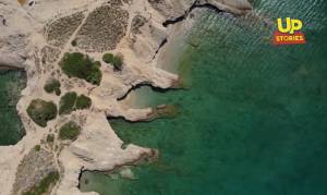 Ντούνη: Το νησάκι της Αττικής με τις αλλεπάλληλες δαντελένιες ακρογιαλιές (Βίντεο)
