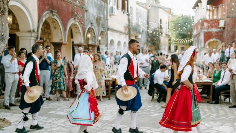 Grecotel: Καλεί ξένους και Έλληνες επισκέπτες να συμμετάσχουν στα έθιμα του ελληνικού Πάσχα