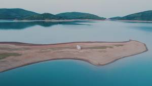 Η χαοτική ομορφιά της λίμνης Πλαστήρα (Βίντεο)