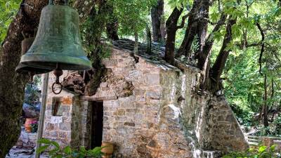 Η εκκλησία στην Πελοπόννησο με τα 17 πλατάνια στη σκεπή της (Φωτογραφίες)