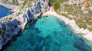 Πρώτη, το νησί της Μεσσηνίας που έχει μόνο έναν μόνιμο κάτοικο και ένα ιστορικό ναυάγιο (Βίντεο)