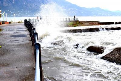 Η αγριεμένη θάλασσα της Καλαμάτας απλά... σε ταξιδεύει! (Φωτογραφίες)