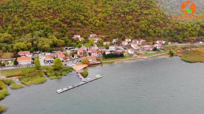 Μικρολίμνη: Ανακαλύψτε την απόλυτη γαλήνη και ηρεμία σε ένα άγνωστο - παραλίμνιο χωριό της Ελλάδας (Bίντεο)