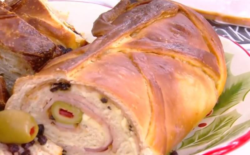 Συνταγή για γεμιστό Χριστουγεννιάτικο ψωμί Pan de Jamon (Βίντεο)