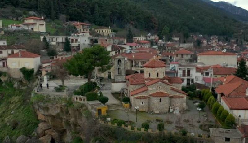 Τιθορέα: Το χωριό του Φιλοποίμενα Φίνου με τη μαγική καλντέρα (Βίντεο)