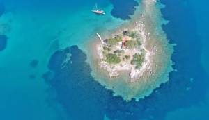 Έρως: Το ελληνικό νησί του έρωτα όπου γίνονται μόνο γάμοι (Βίντεο)