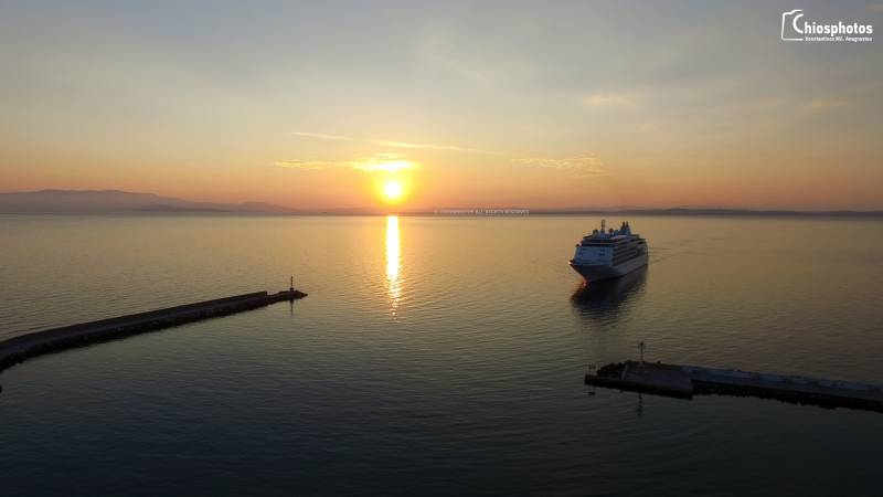 Η επιβλητική άφιξη του Silver Whisper στο λιμάνι της Χίου (Βίντεο)