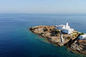 Χρυσοπηγή Σίφνου: Μία από τις ωραιότερες εκκλησίες στο Αιγαίο από ψηλά (Βίντεο)