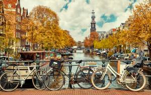 Το Αμστερνταμ βάζει τους τουρίστες να μαζεύουν πλαστικά από τα κανάλια