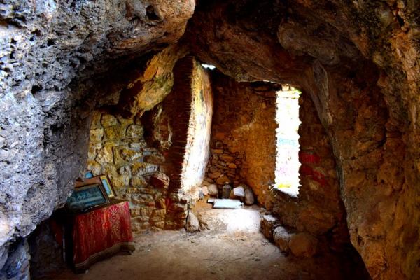 Καλαμάτα: Ο άγνωστος σπηλαιώδης ναός της Παλαιάς Άνω Πόλης (Φωτογραφίες)