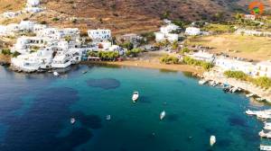 Φάρος: Το αλλοτινό λιμάνι της Σίφνου με τα υπέροχα Αιγαιοπελαγίτικα χρώματα (Βίντεο)