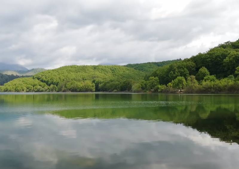 Η πανέμορφη λίμνη Ζηρού - «Κρυμμένη» στην καρδιά ενός πυκνού δάσους (Βίντεο)