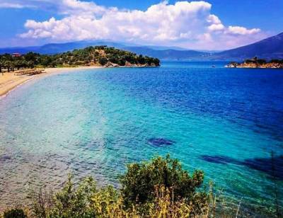 Νησιώτισσα: Μία από τις πιο όμορφες παραλίες της βόρειας Εύβοιας (Φωτογραφίες)