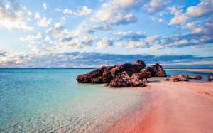 «The Sun»: Οι καλύτερες παραλίες στην Ευρώπη με ροζ άμμο - Ανάμεσά τους μία ελληνική