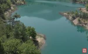 Τσιβλού: Η λίμνη με το «θαμμένο χωριό» στα νερά της (Βίντεο)