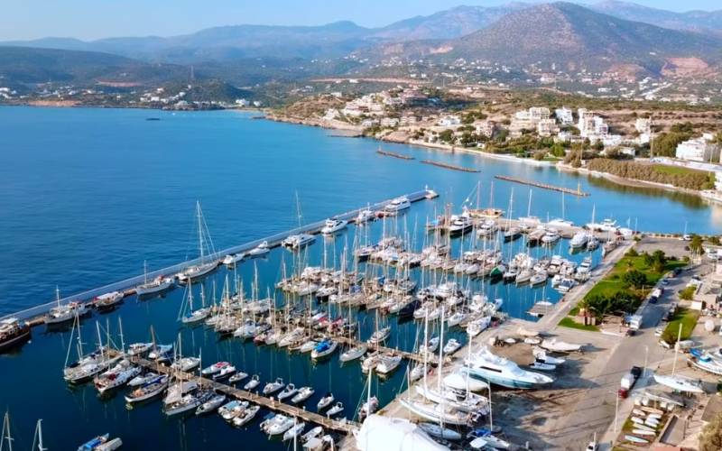 Ο γραφικός Άγιος Νικόλαος της Κρήτης από ψηλά (Βίντεο)