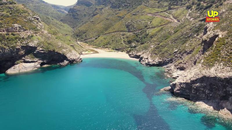 Άγιος Δημήτριος: Η εκπληκτική παραλία του Αιγαίου στην οποία θα πάτε με το αυτοκίνητο σας (Βίντεο)