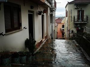 «Βρεγμένη» οπτασία η Παλαιά Άνω Πόλη της Καλαμάτας!