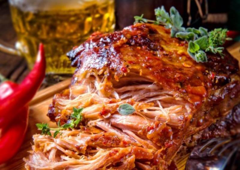Pulled pork: Ξεψαχνισμένο μελωμένο ψητό χοιρινό με σάλτσα μπάρμπεκιου