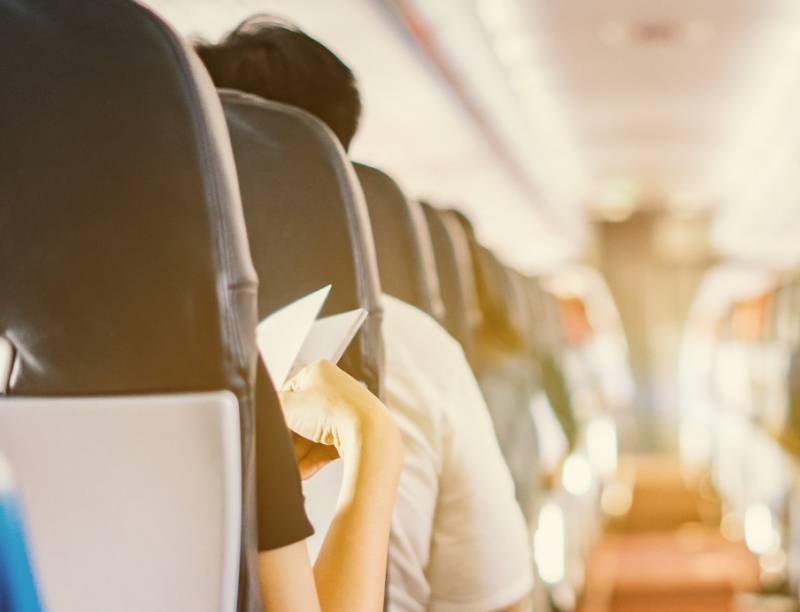 Έρευνα - Τα 3 πιο ενοχλητικά πράγματα που μπορεί να κάνεις στο αεροπλάνο