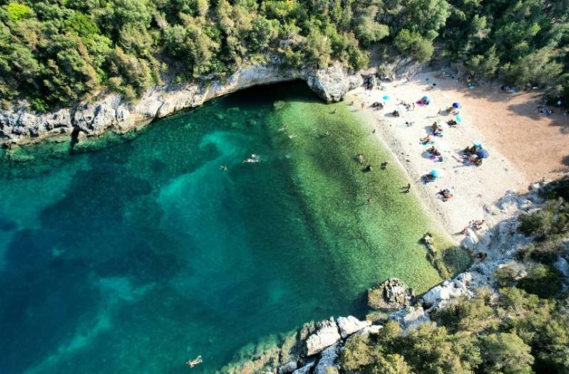 Δαφνούδι: Η άγνωστη παραλία της Κεφαλονιάς (Φωτογραφίες)