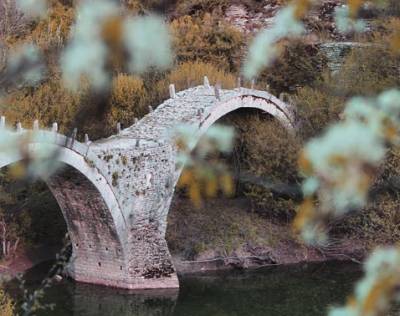 Υπέροχα πέτρινα γεφύρια σε γραφικά χωριά της Ελλάδας (Φωτογραφίες)
