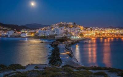 Eντυπωσιάζουν οι παραλίες της Νάξου το βρετανικό κοινό