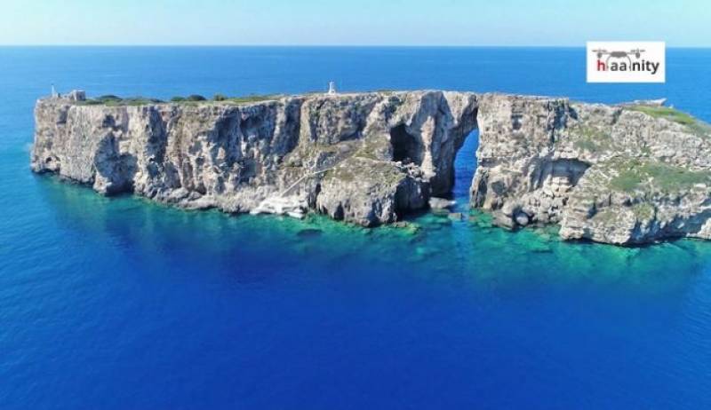 Τσιχλί Μπαμπά: Το «κατακόρυφο» ελληνικό νησί της Μεσσηνίας (Βίντεο)