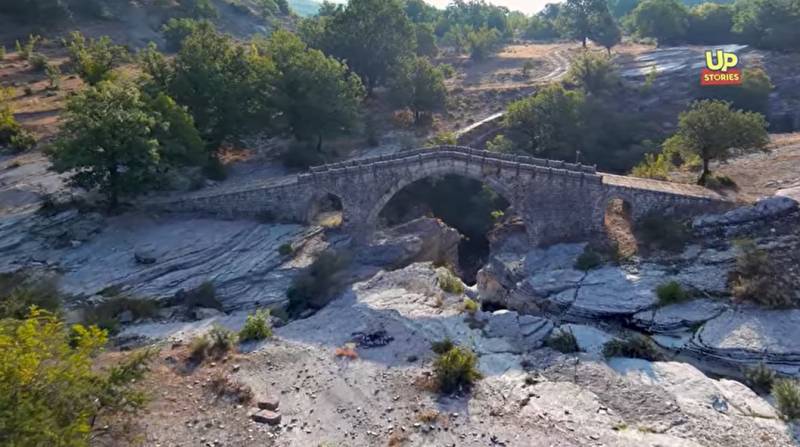 Γκρέτσι: Το ομορφότερο πέτρινο τοξωτό γεφύρι της Ελλάδας (Βίντεο)