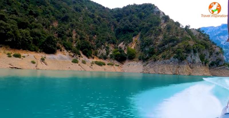 Ταξιδεύοντας με φουσκωτό στην λίμνη Κρεμαστών και στα στενά του Αχελώου (Βίντεο)