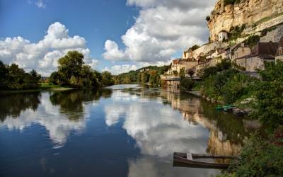 Beynac-et-Cazenac: Το γαλλικό χωριό που είναι χτισμένο μεταξύ γκρεμού και ποταμού (Βίντεο)