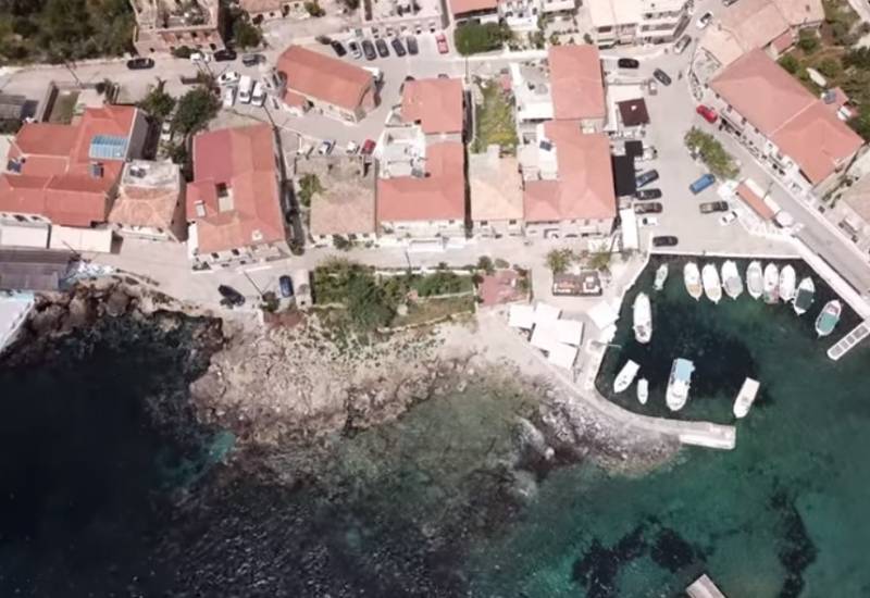 Άγιος Νικόλαος: Tο όμορφο ψαροχώρι της Μεσσηνίας από ψηλά (Βίντεο)