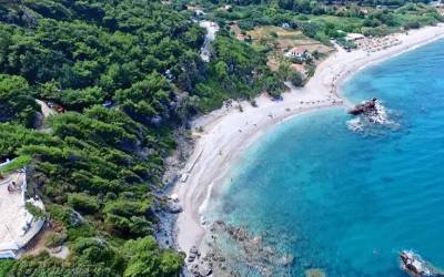 Ποτάμι: Μια κατάφυτη παραλία με φαράγγι και καταρράκτες στη Σάμο (Βίντεο)